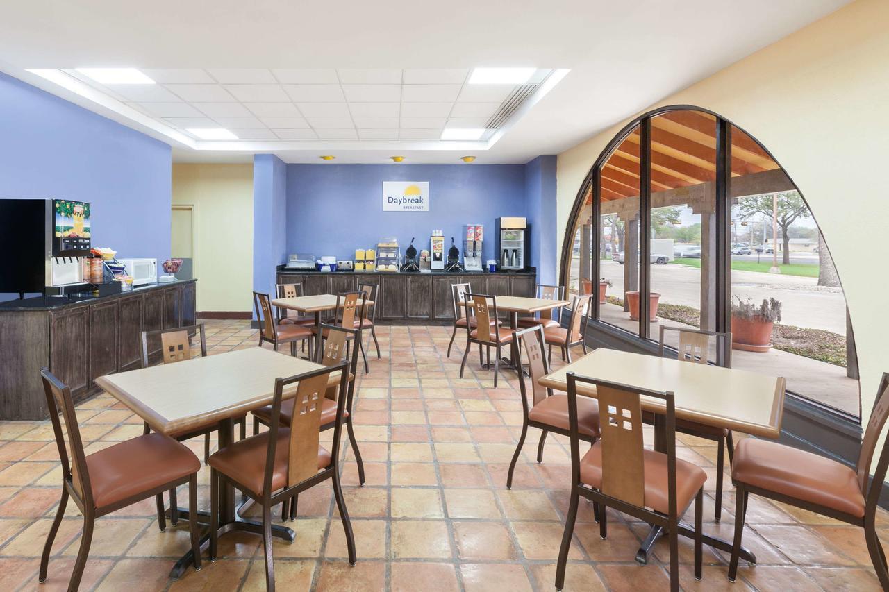 Days Inn By Wyndham Uvalde Ngoại thất bức ảnh